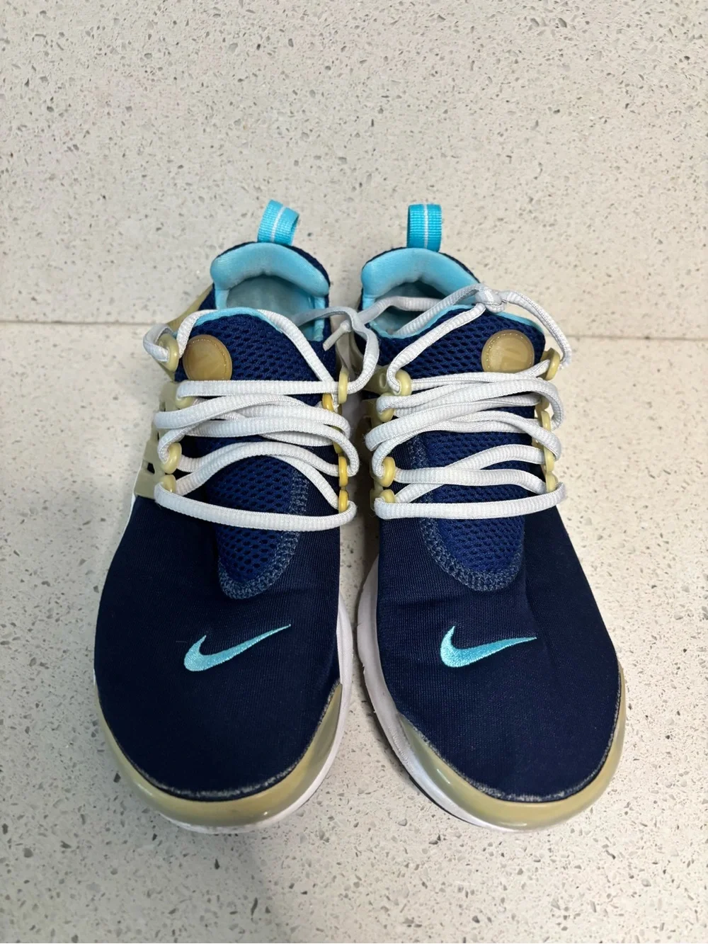 Kids size 6Y Nike brand shoes, #E1328